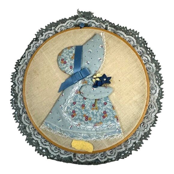 Vintage Sunbonnet Sue Embroidery Hoop Art With Lace Trim Vintage Cottage Core - Picture 1 of 4